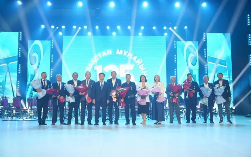 В регионах РК наградили заслуженных работников нефтегазовой отрасли