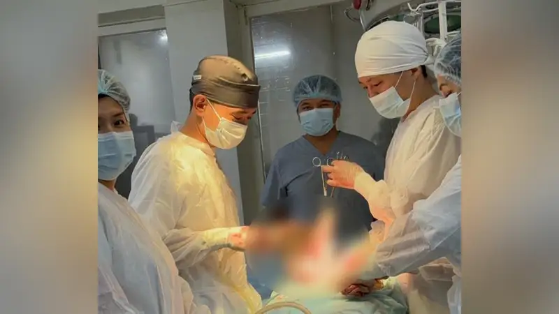 Дәрігерлер науқастан көлемі қарбыздай қатерлі ісікті алып тастады