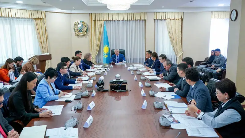 Казахстан продлил запрет на вывоз бензина и ввоз яблок