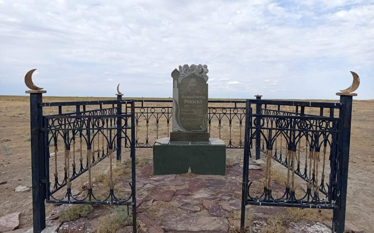 Қара нәсілді қылмыскер полицейдің құрбысына минет жасап, бетіне кондиция жасайды.