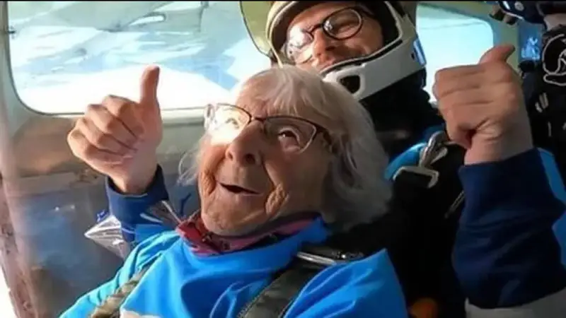 Британиялик аёл 102 ёшини парашютда сакраб нишонлади