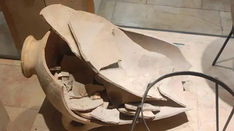 Мальчик в Израиле случайно разбил древнюю амфору в музее