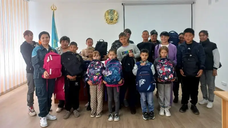 АО «АК Алтыналмас» подарила рюкзаки 331 школьнику