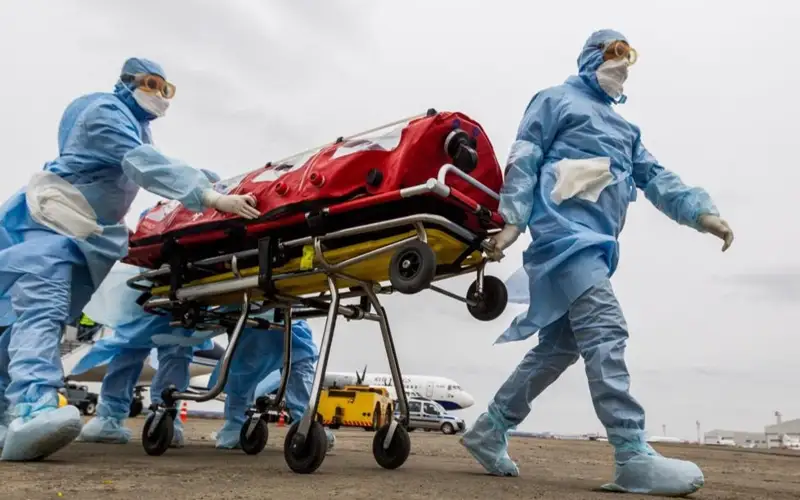 врачи, носилки, эпидемия