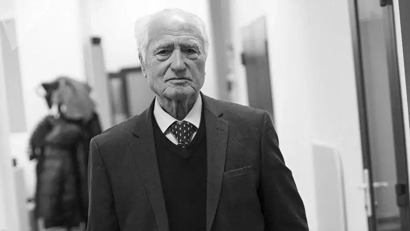 қайтыс болды  