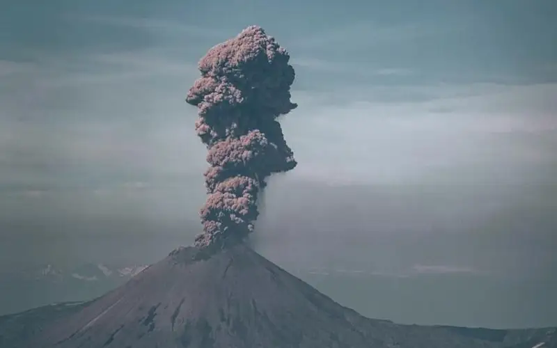 На Камчатке вулкан выбросил пепел на высоту 10 км