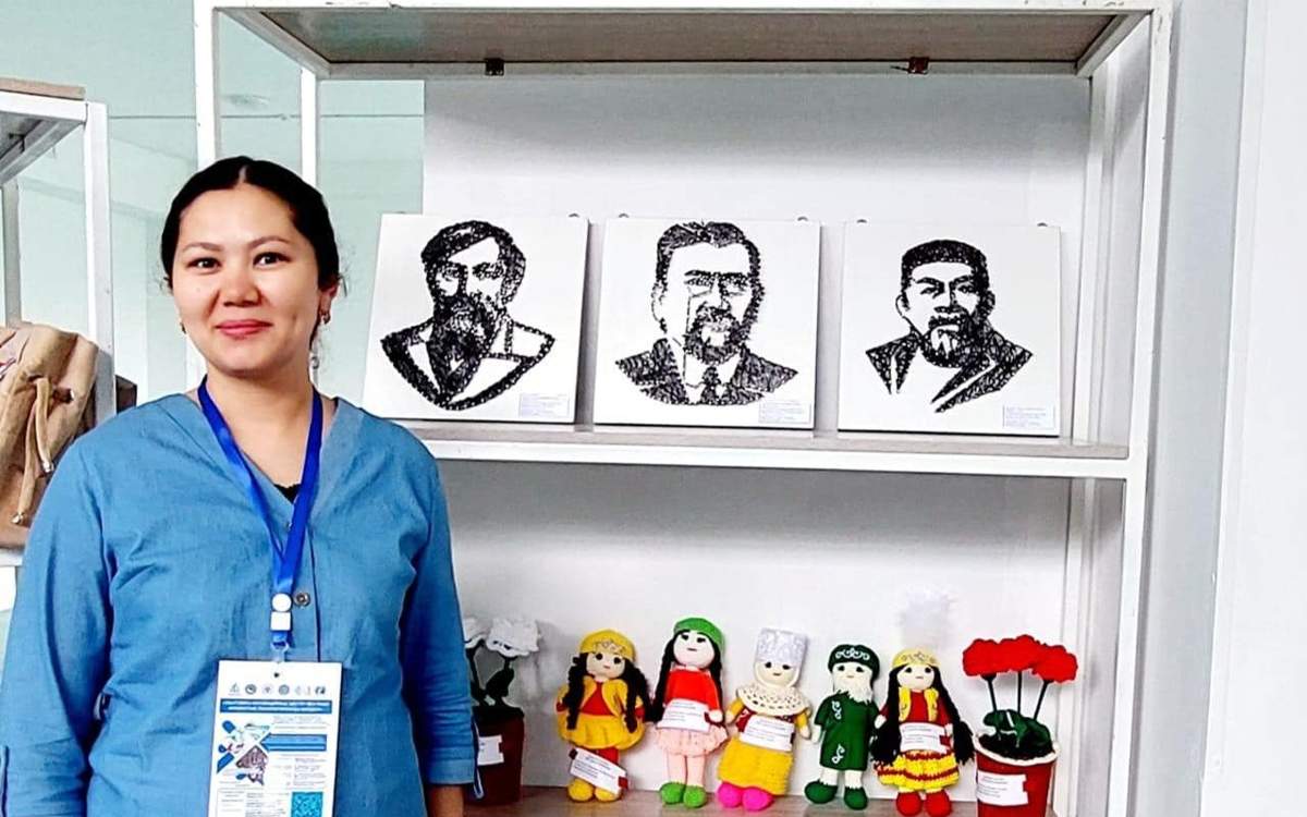 Мұз шұңқырында жалаңаш жүзіп жүрген адамдардың суреттері