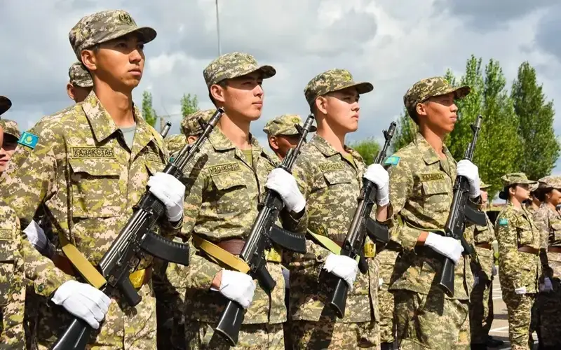 военнослужащие