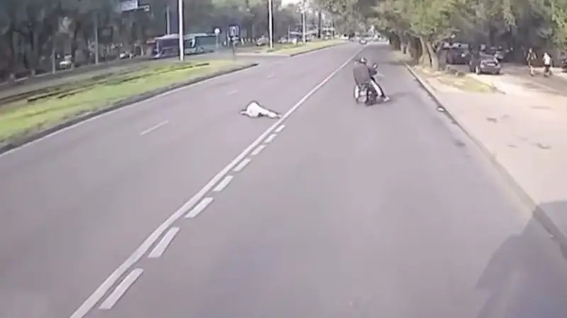 Almatyda jaıaý júrginshini qaǵyp, oqıǵa ornynan qashyp ketken moped júrgizýshisi ustaldy