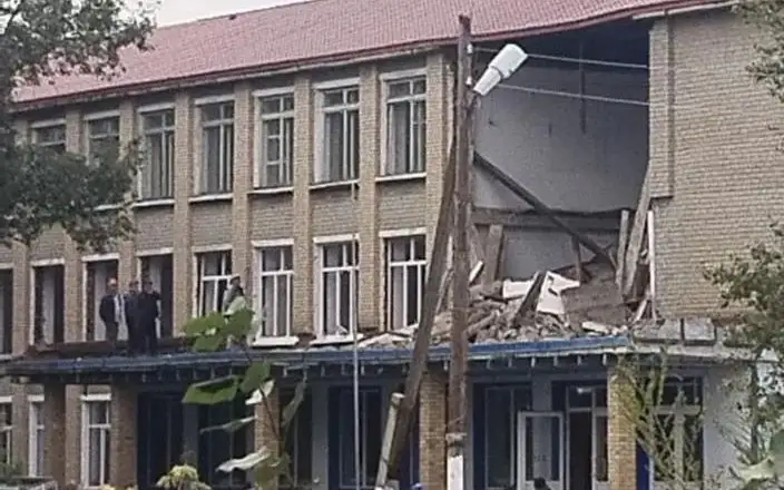 Стена обвалилась в школе в Костанайской области 