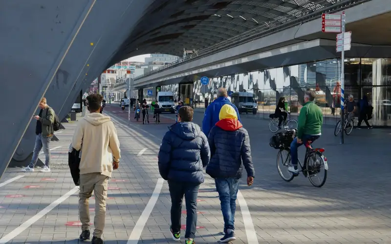 Власти Нидерландов собираются отменить все социальные пособия для беженцев