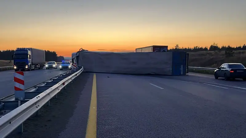 жүк көлігі аударылды