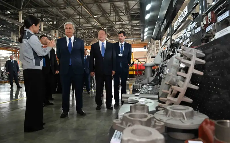Глава государства посетил Локализационный центр АО «АгромашХолдинг KZ» 