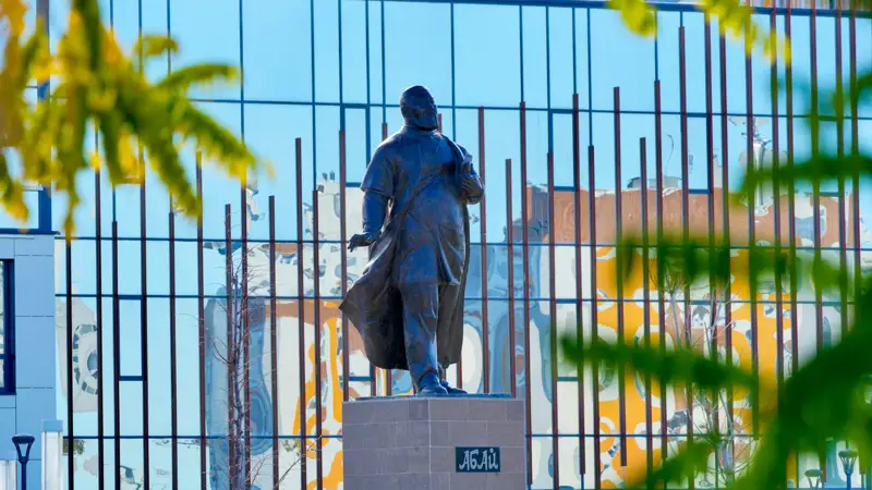 памятник Абая Кунанбаева г. Шымкент Абай Құнанбайұлының ескерткіші