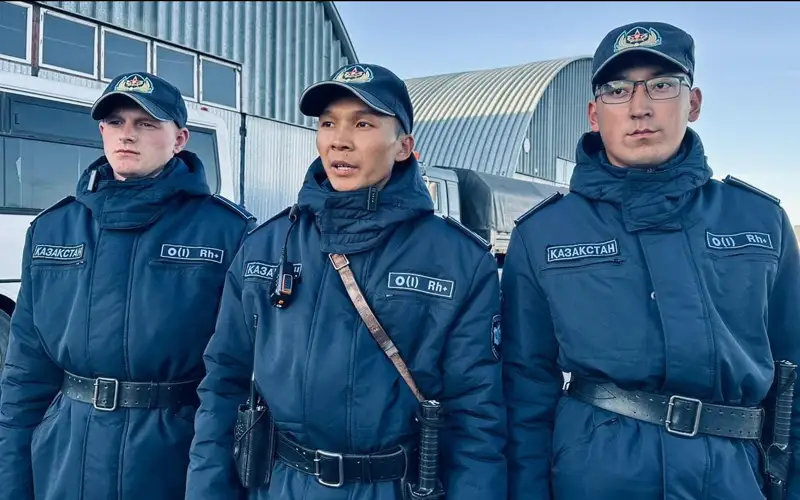 Гвардейцев наградили за задержание подозреваемого в нападении с ножом