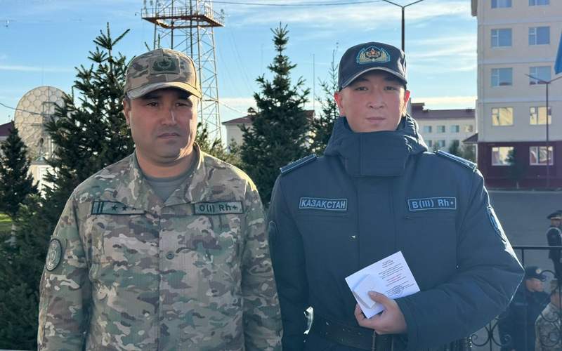 Гвардейцев наградили за задержание подозреваемого в нападении с ножом