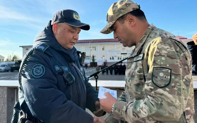 Гвардейцев наградили за задержание подозреваемого в нападении с ножом