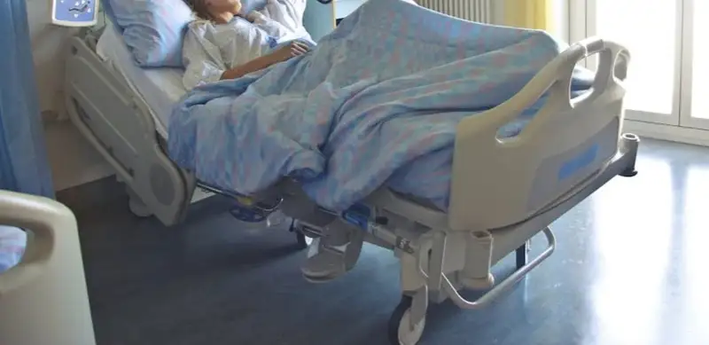 Атырауда түн ортасында мопед қаққан 28 жастағы әйел ауруханада көз жұмды