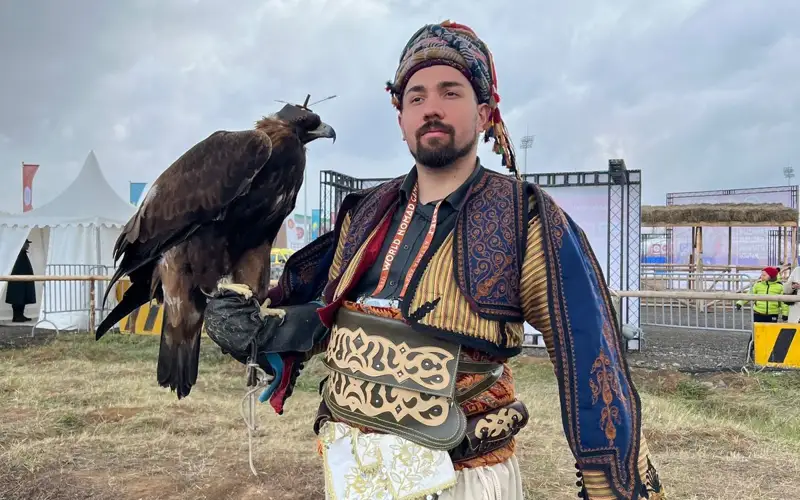 участник соревнований по құсбегілік об Играх кочевников