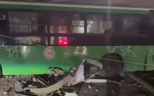 Пассажирский автобус упал с моста на микроавтобус