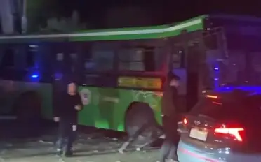 Алматы маңында автобус көпірден көліктің үстіне құлады