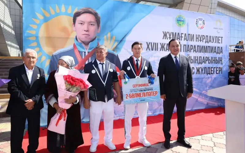 Нурдаулету Жумагали вручили ключи от квартиры и машины