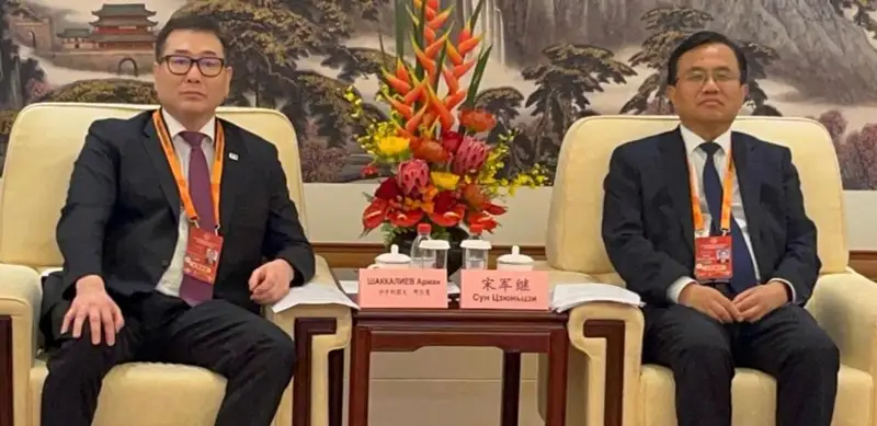 министр торговли и интеграции РК Арман Шаккалиев и зампредседателя Народного правительства провинции Шаньдун Сун Цзюнцзи