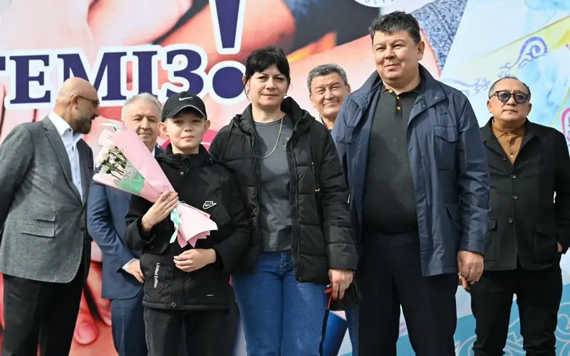 Канат Бозумбаев, вручение ключей пострадавшим от паводка