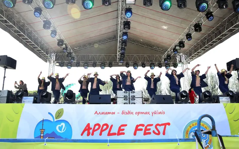 в Алматы приготовили 1700 литров яблочного компота на фестивале Apple Fest
