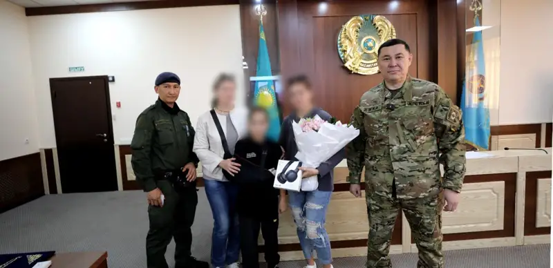 Almatyda jartastan qulaǵan balany qutqarǵan otstavkadaǵy polıtsııa polkovnıgi marapattaldy