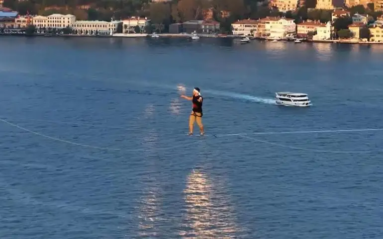 Эстонец прошел по канату над проливом Босфор в Турции