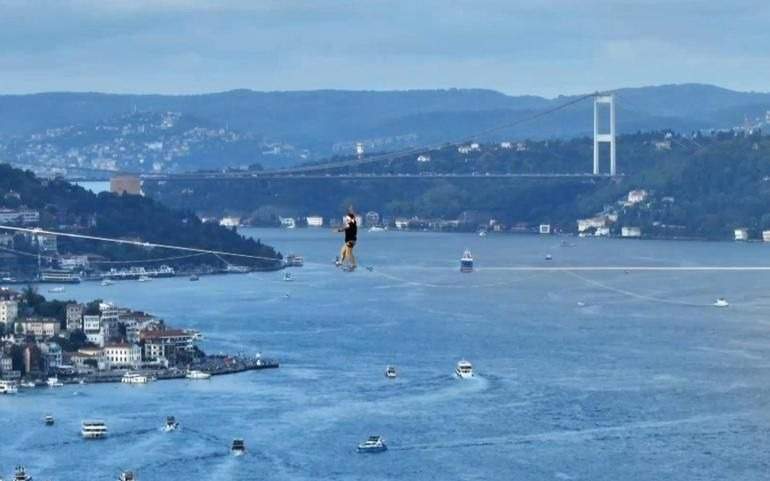 Estonets proshel po kanatý nad prolıvom Bosfor v Týrtsıı