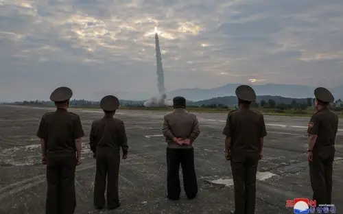 金正恩观摩导弹试射