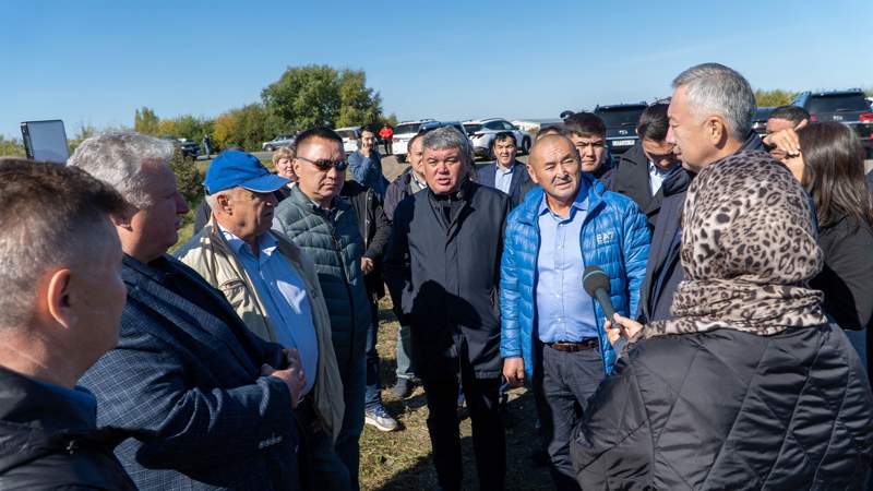 Серик Жумангарин с крестьянами в СКО