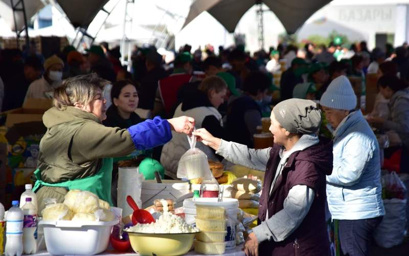 400 тонн сельхозпродукции привезли на ярмарку в Астану