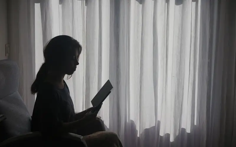 девочка окно