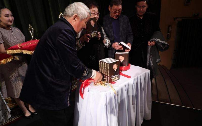 Книгу &laquo;Режиссер&raquo; презентовали в Каздрамтеатре Караганды