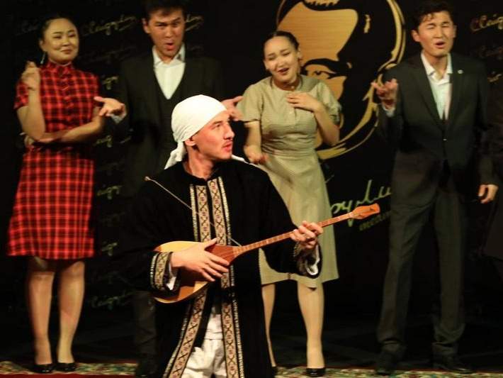 Книгу &laquo;Режиссер&raquo; презентовали в Каздрамтеатре Караганды