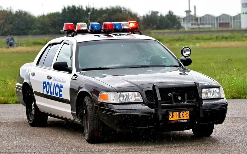 Покистонда элчилар кортежини олиб кетаётган полиция машинаси портлаб кетди