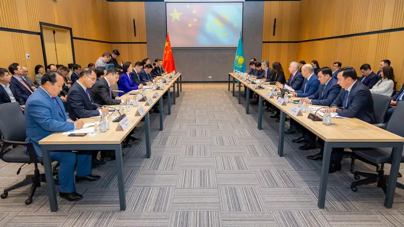 Серик Жумангарин провел встречу с заместителем министра Рабочего отдела Единого фронта ЦК