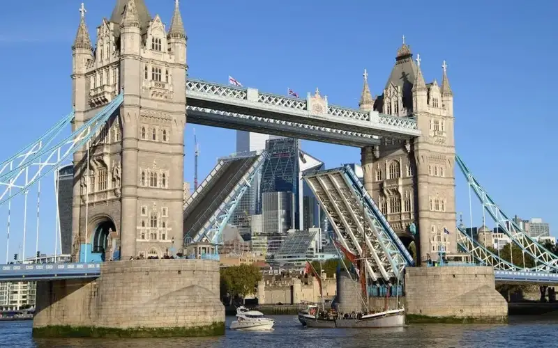 Лондондаги Тауэр кўпригида  ЙТҲ содир бўлди