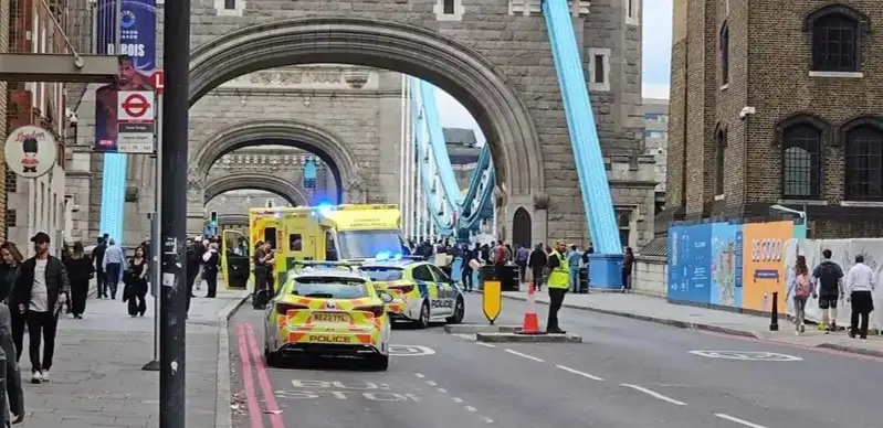 Londondaǵy Taýer kópirinde kólik júrgizýshisi jaıaý júrginshini qaǵyp ketti