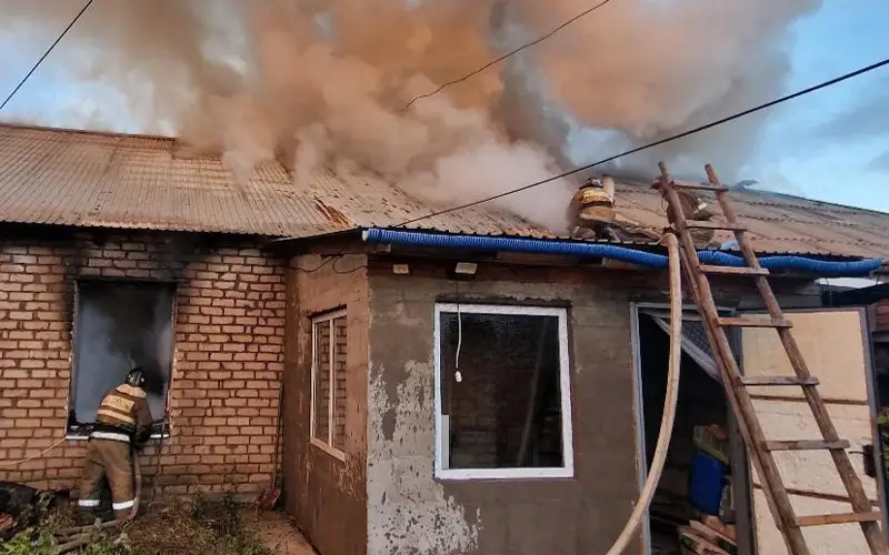 Ақмола облысында жанып жатқан пәтерге кірген зейнеткер қайтыс болды 