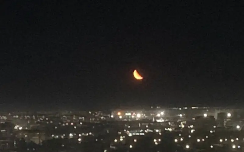 Ярко-желтая Луна заворожила астанчан 