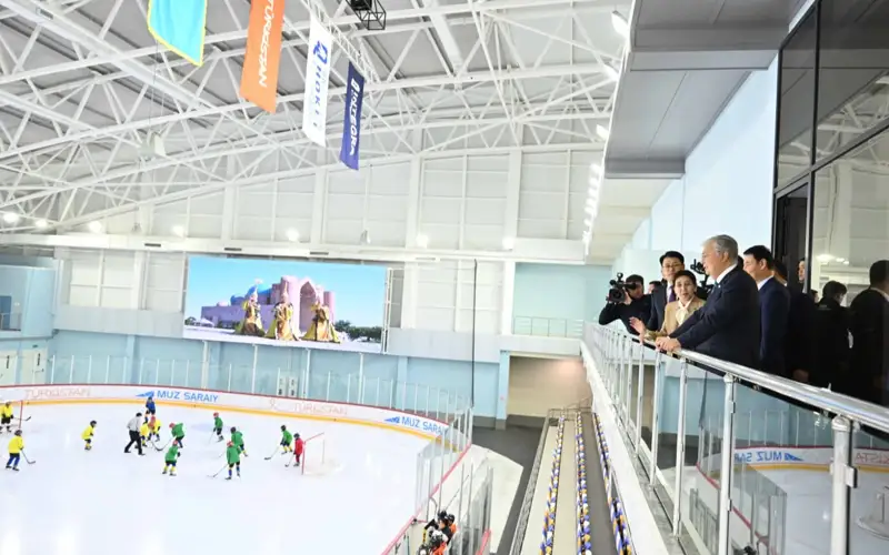 Глава государства осмотрел новый ледовый дворец в Туркестане и встретился со спортсменам