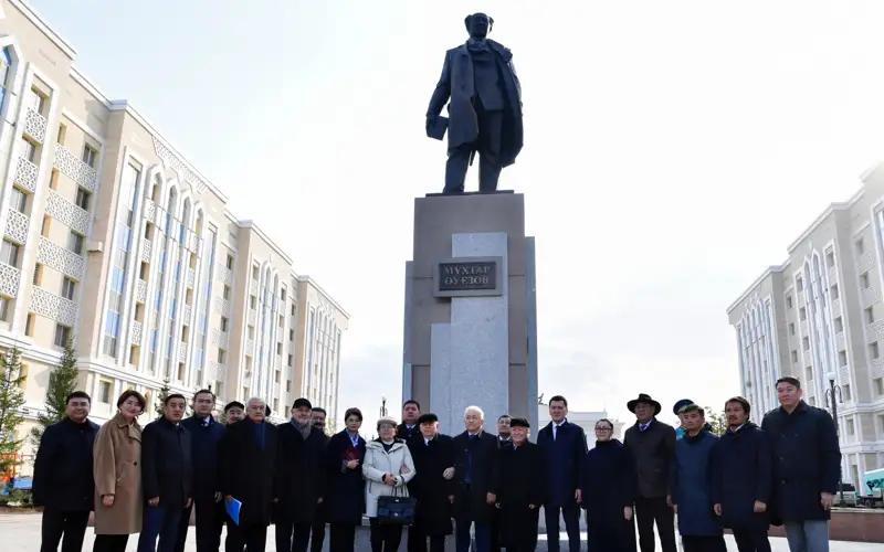 әуезов ескерткіші