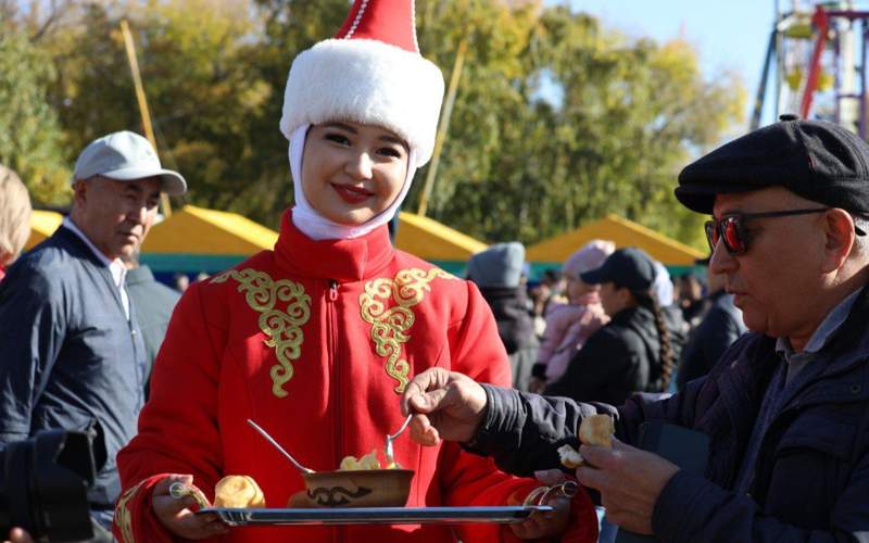 480 тонн сельхозпродукции привезли на ярмарку в Акмолинской области 480 тонн сельхозпродукции привезли на ярмарку в Акмолинской области