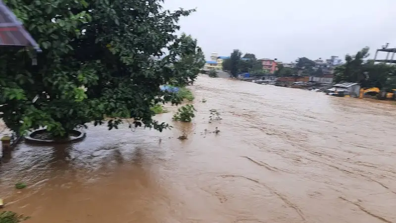 66 человек погибли в результате наводнений и оползней в Непале