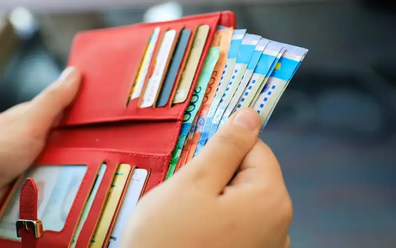 Қозоғистонда қайси соҳа ходимлари кўпроқ маош олади