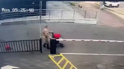 Многодетная женщина расклеивала QR-коды с рекламой нелегальной работы по Астане